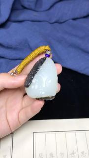 和田玉黑皮料挂件吊坠佛魔一念,白度上佳,料子细糯油润,上手温润,黑皮